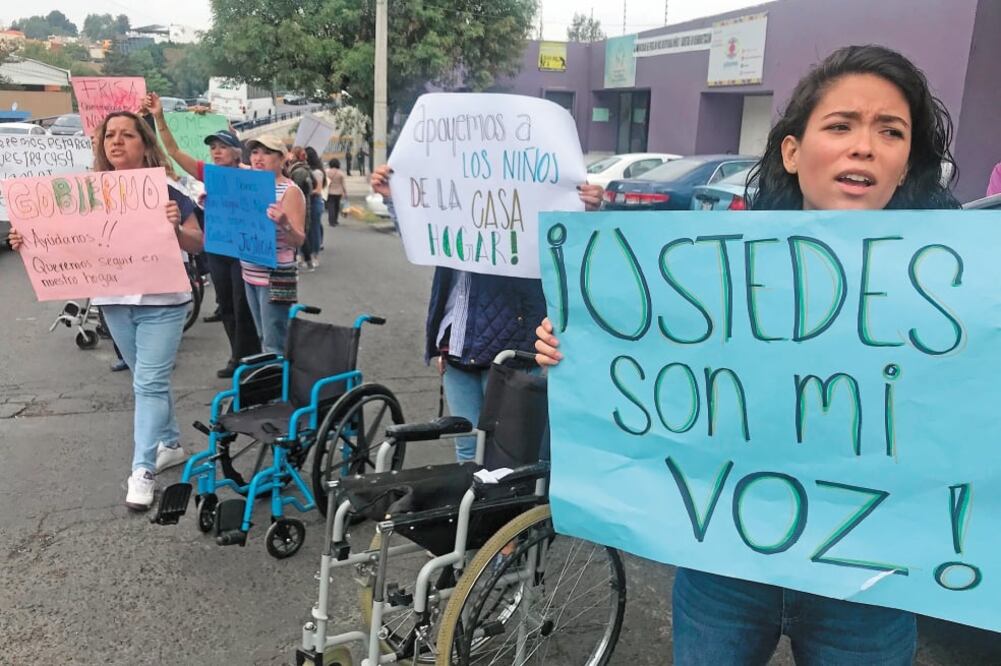Padres de familia y vecinos de Satélite se manifestaron en contra de la orden que emitió el juez cuarto en materia civil del municipio a favor de la empresa Residencias Modernas para evacuar el inmueble. Foto/REBECA JIMÉNEZ. EL UNIVERSAL
