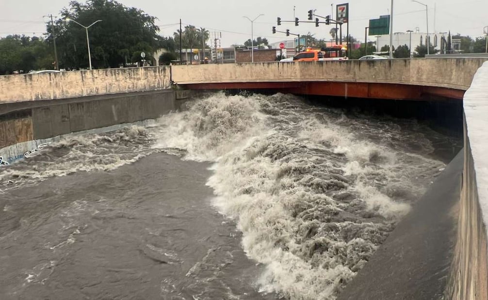 Lluvias provocan inundaciones en Monterrey; autoridades buscan a hombre arrastrado por la corriente.
Foto: Especial.
