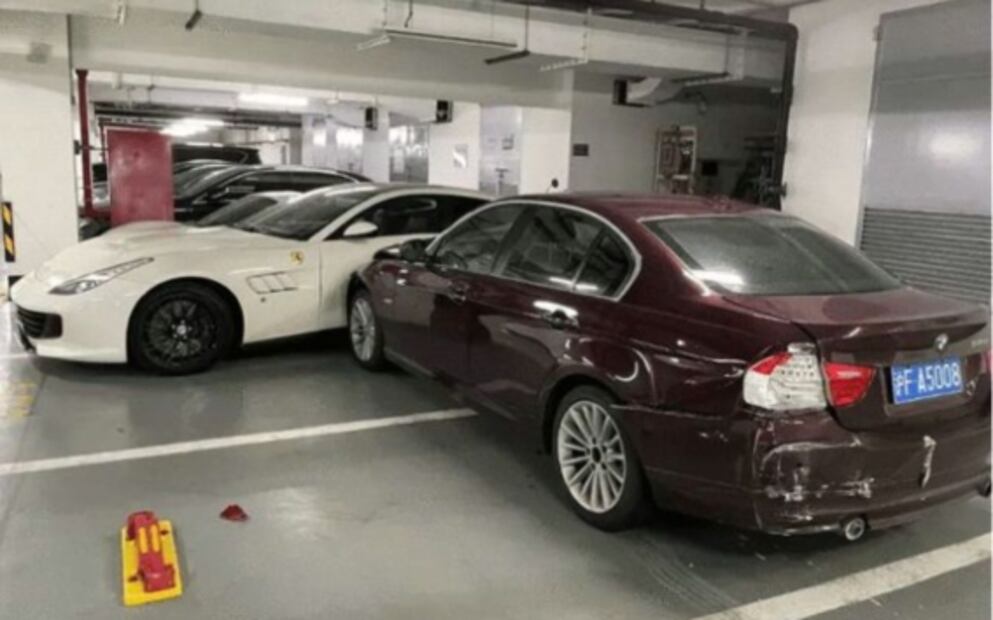 Pelea marital termina con un BMW estrellado en dos superautos de lujo