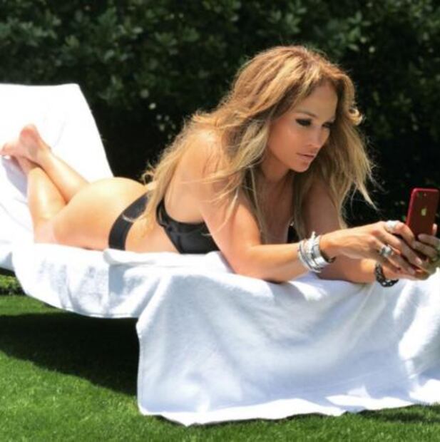 Jennifer Lopez se relaja en bikini 