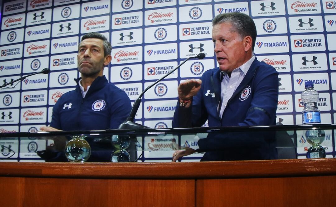 Pedro Caixinha y Ricardo Peláez durante una conferencia del Cruz Azul de cara al próximo torneo Clausura 2019. FOTO/IMAGO7