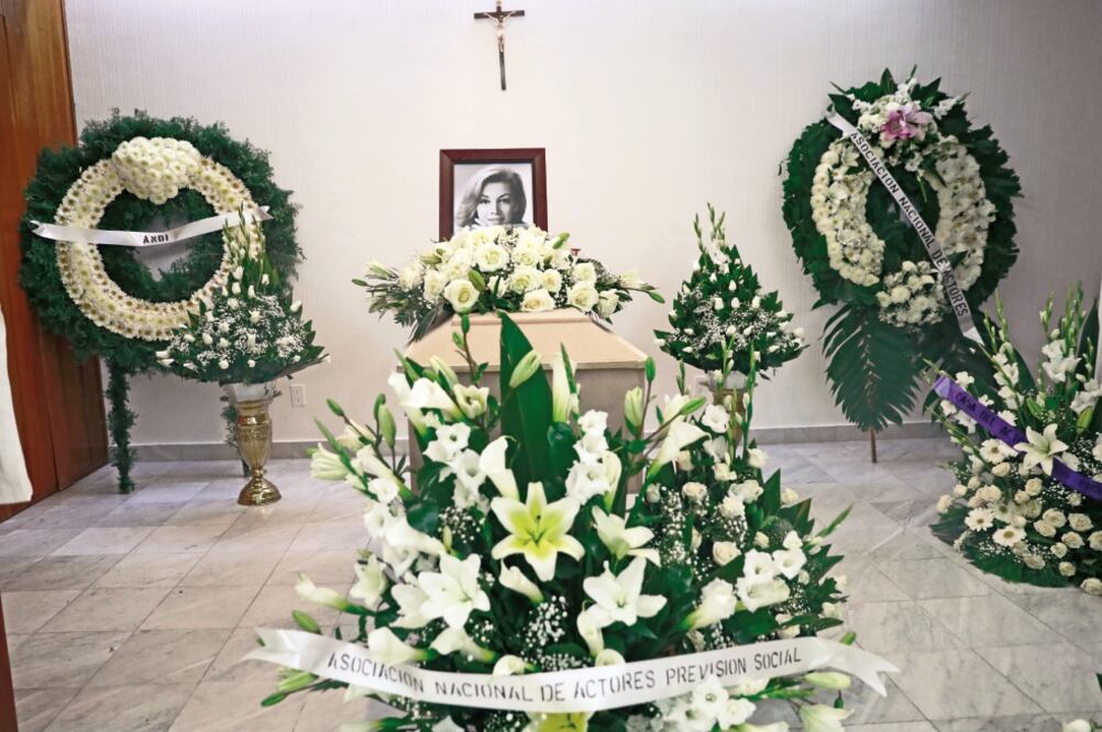 La actriz fue velada en un sencillo ataúd, sin adornos, rodeada de flores. (IVÁN STEPHENS EL UNIVERSAL)