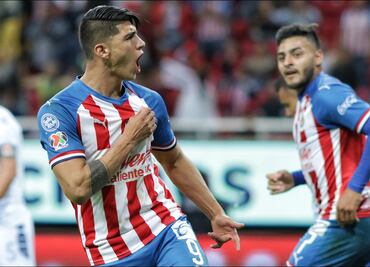 Alan Pulido arremete contra los refuerzos de Chivas