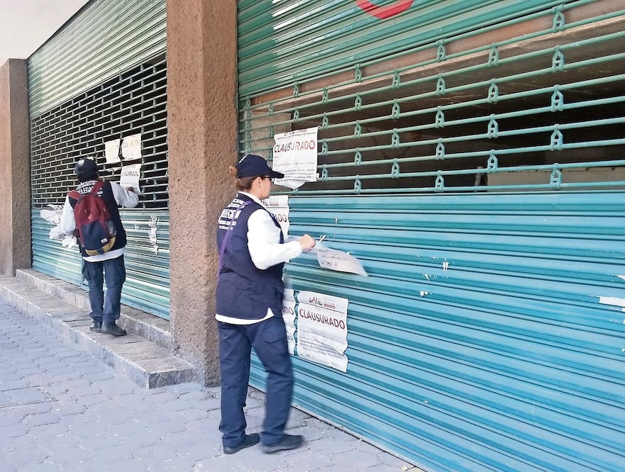 Representantes de la delegación Cuauhtémoc y del Invea retiraron los sellos (SUGHEY BAÑOS. EL UNIVERSAL)