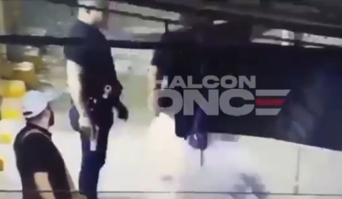 La Fiscalía General de Justicia del Estado (FGJEM) separó de sus funciones a tres servidores públicos de la institución que accionaron armas de fuego al aire mientras estaban en un puesto de cervezas.