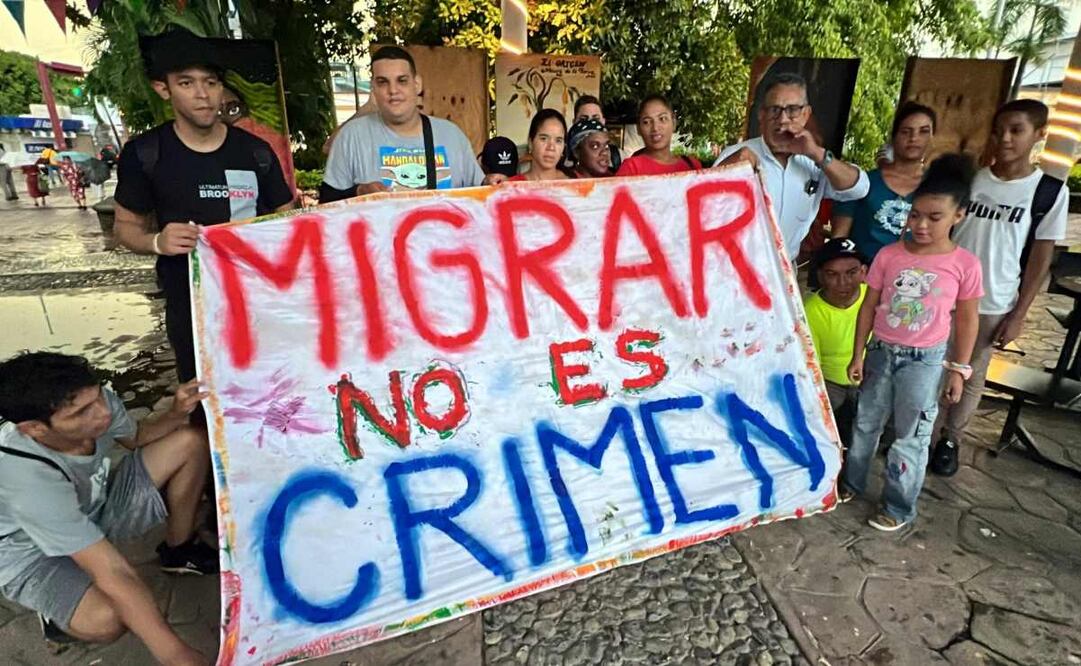 Luis García Villagrán -de camisa blanca- en una protesta junto a personas migrantes en días previos a su detención. Foto: Facebook Rey García Villa