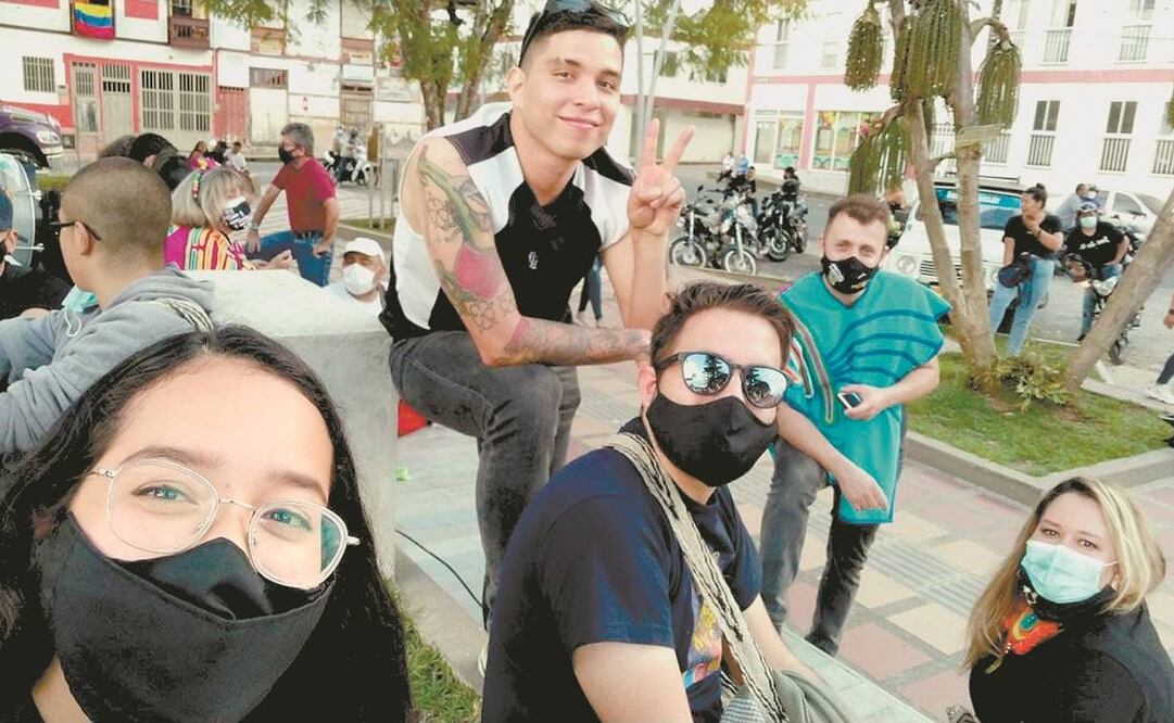 Daniel Hoyos (sentado, de cubrebocas y lentes), con compañeros. Foto: Cortesía de Daniel Hoyos.