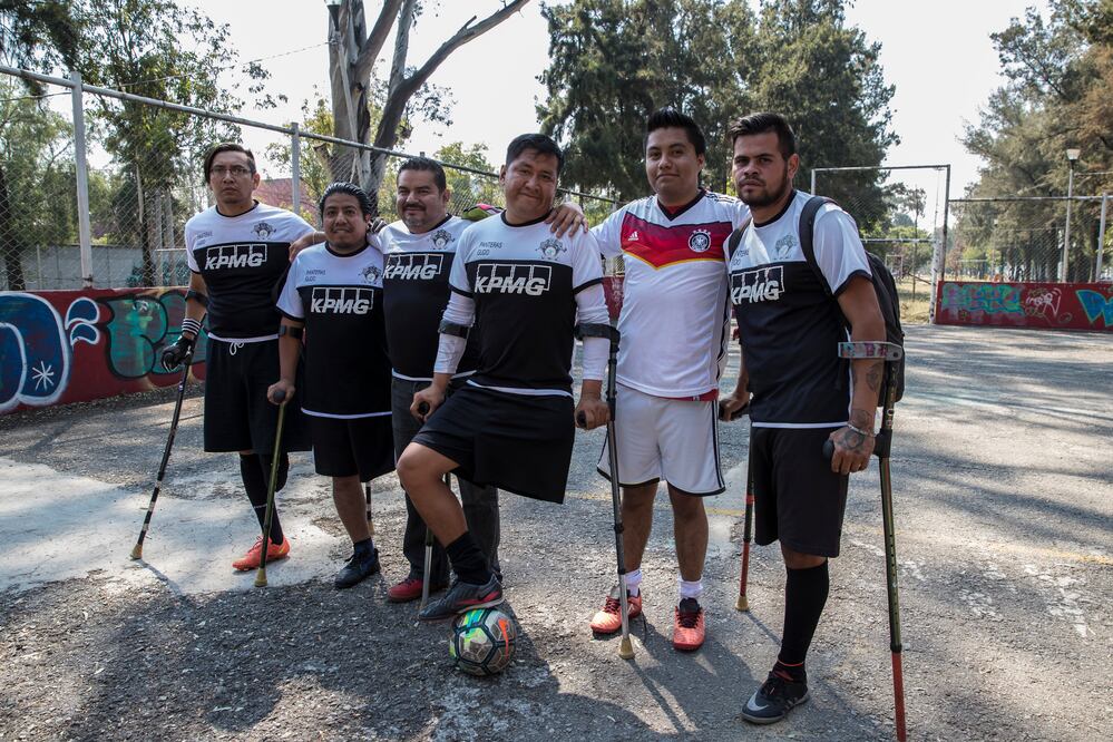 Futbolistas de un solo pie buscan cancha tras el sismo