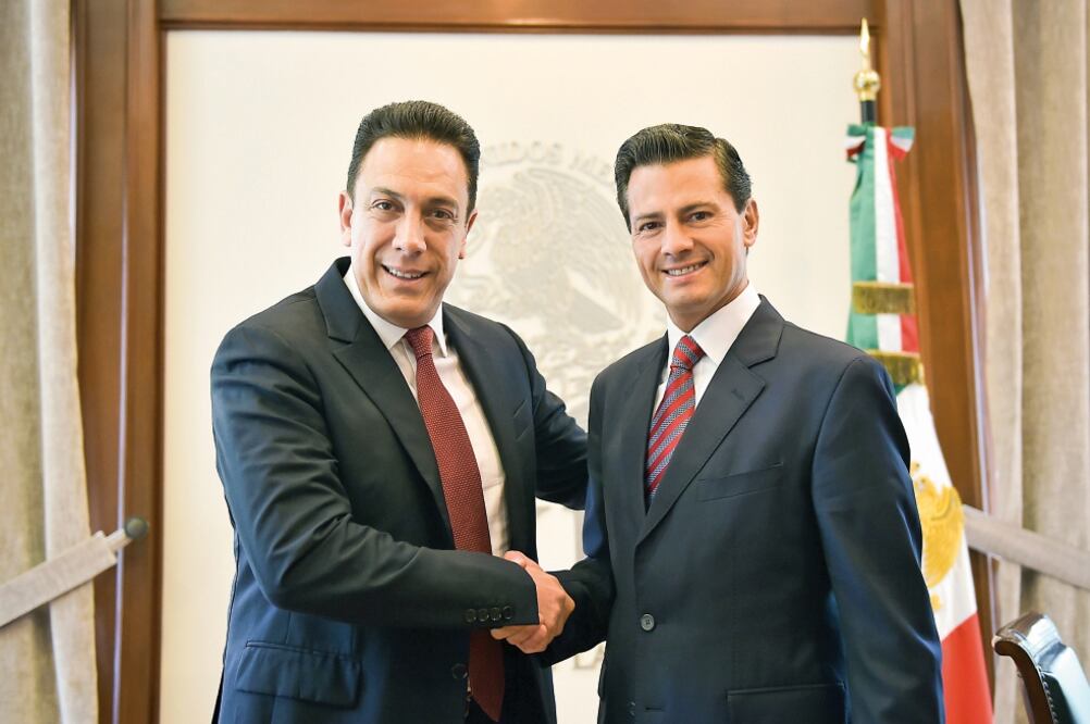El gobernador electo de Hidalgo y el presidente Enrique Peña Nieto, durante su encuentro en la Residencia Oficial de Los Pinos (PRESIDENCIA)