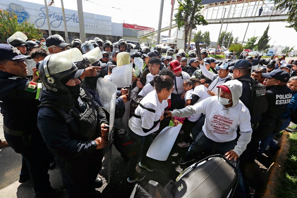 Familiares del expolicía Jesús Sierra, sentenciado por homicidio, se manifestaron en bulevar Aeropuerto, en Toluca. Foto: Jorge Alvarado / EL UNIVERSAL