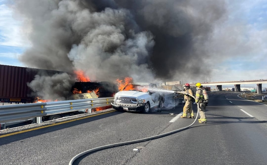 Choque múltiple e incendio en la carretera Querétaro-San Luis Potosí Foto: Tomada de X (@pcmqro)