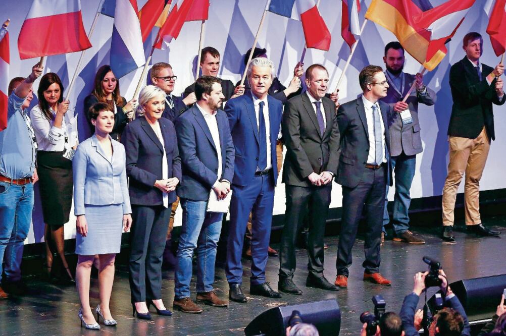Frauke Petry, del AfD; Marine Le Pen, del FN; Matteo Salvini, del LN; Geert Wilders, del PVV; Harald Vilimsky, del FPOe, y Marcus Pretzell, eurodiputado (WOLFGANG RATTAY. REUTERS)