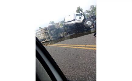 Vuelca tráiler en aparatoso accidente en Chiapas