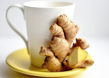 Por estas razones debes tomar té de jengibre con cúrcuma