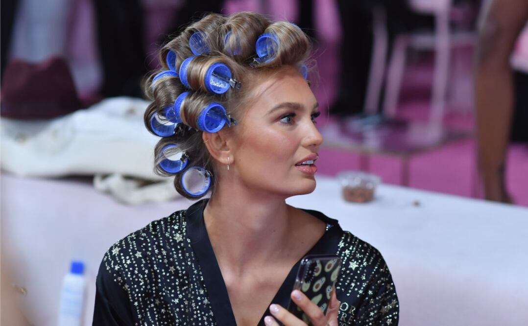 La modelo Romee Strijd se prepara para su presentación en la pasarela de Victoria's Secret. Foto: AFP
