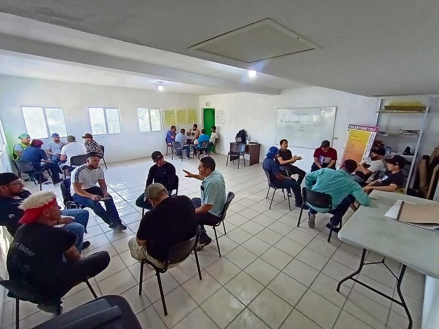 Un grupo de hombres participa en el programa de reeducación para acusados de violentar a sus parejas, madres y hermanas, por diversas cuestiones. Foto Especial
