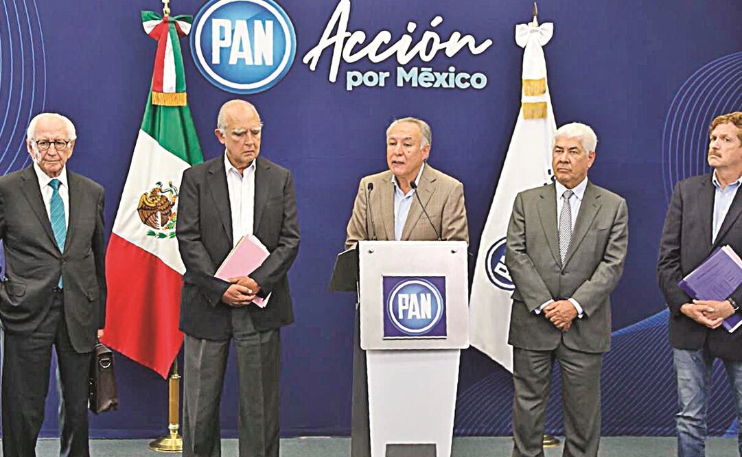 Los exgobernadores panistas Marcelo de los Santos, Fernando Canales Clariond, Marco Antonio Adame, Francisco Ramírez Acuña y Juan Carlos Romero, ayer en rueda de prensa. 