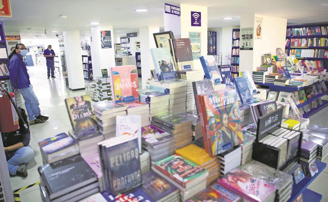 Trabajadores de la librería El Sótano, en la sucursal de Miguel Ángel de Quevedo, en la Ciudad de México, a la espera de que clientes lleguen a la tienda. Fotos: Germán Espinosa/ EL UNIVERSAL.