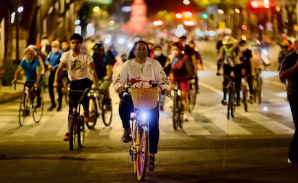 En bicis, patines y a pie acuden al Paseo Nocturno en CDMX tras dos años de suspensión por pandemia