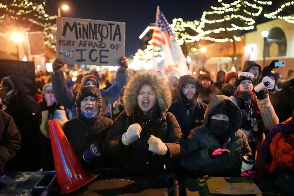 Manifestantes corean consignas y golpean botes de basura tras una barricada improvisada durante una protesta en respuesta a la muerte de Alex Pretti, el sábado 24 de enero de 2026, en Minneapolis. (Foto: AP/Adam Gray)