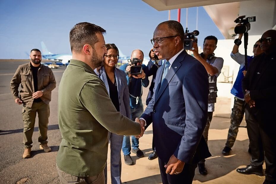 El presidente ucraniano, Volodimir Zelensky, con el premier de Cabo Verde, Ulisses Correia. Posteo en X: “De camino a Argentina”. Foto: X