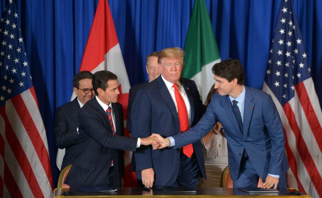 El presidente de México, Enrique Peña Nieto (i), su homólogo estadounidense, Donald Trump (c), y el primer ministro de Canadá, Justin Trudeau (d), mientras participan en la firma de un acuerdo comercial. Foto: Especial