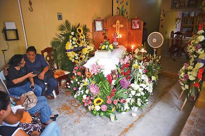 Con flores y música religiosa, despiden a universitaria