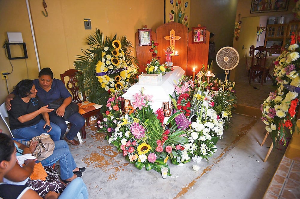 Con flores y música religiosa, despiden a universitaria