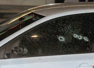 Ejecutan a hombre de cinco balazos en su auto en la BJ