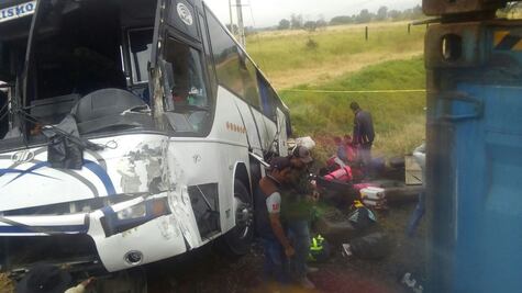Choque entre autobús y tren deja dos muertos en Jalisco