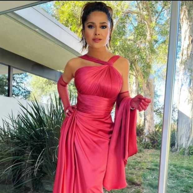 Salma Hayek: 3 modelos de vestidos para mujeres con mucho busto