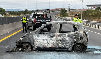 Incendian vehículo en el Circuito Exterior Mexiquense; autoridades controlan siniestro sin lesionados