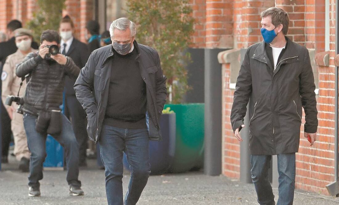El presidente argentino, Alberto Fernández (izquierda), junto al entonces secretario de Comunicación y Prensa, Juan Pablo Biondi, tras votar, en Buenos Aires, el 12 de septiembre. Foto: Al Drago/ AFP.