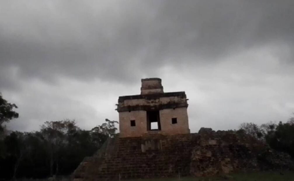 Por cielo nublado, Kukulcán se deja ver parcialmente en Chichén Itzá