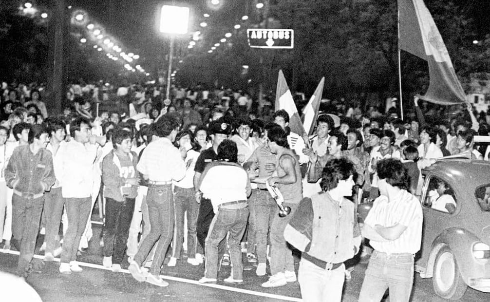 En la imagen, un grupo de jóvenes intenta incluir a un policía a sus festejos por la victoria mexicana sobre Bulgaria, el 15 de junio de 1986, en Reforma. Las fuerzas del orden no sólo procuraron la seguridad de aficionados y de monumentos, también promovieron la sana diversión regalando banderines o gorros. Foto: Archivo EL UNIVERSAL.