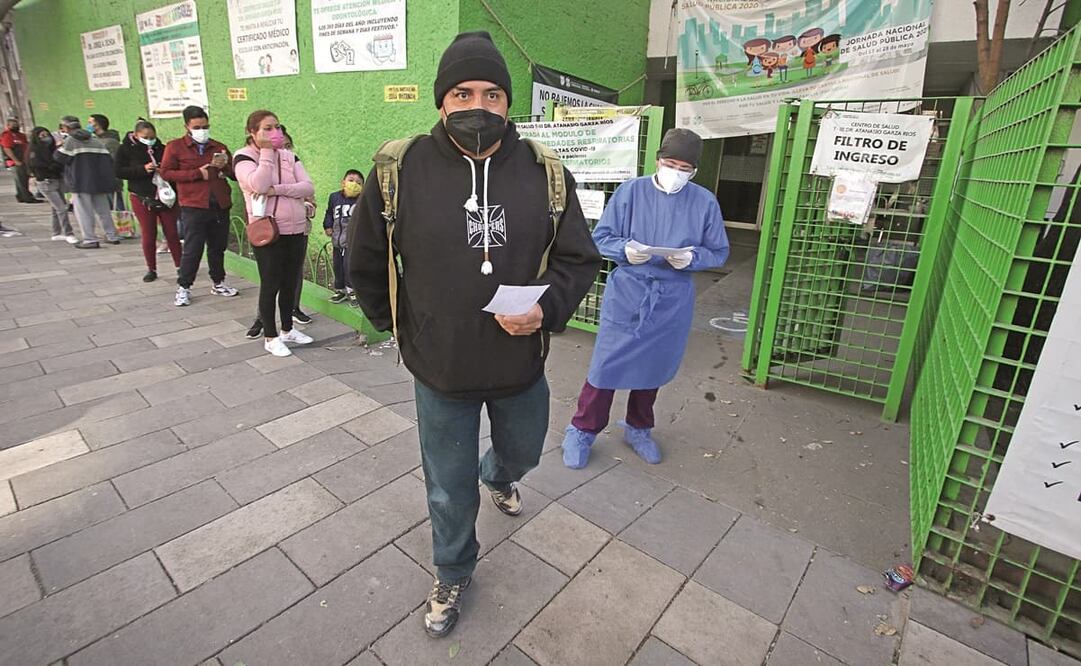 En la Ciudad de México son evidentes las largas filas para pruebas Covid-19 afuera de los centros públicos de salud. Foto: Carlos Mejía. EL UNIVERSAL