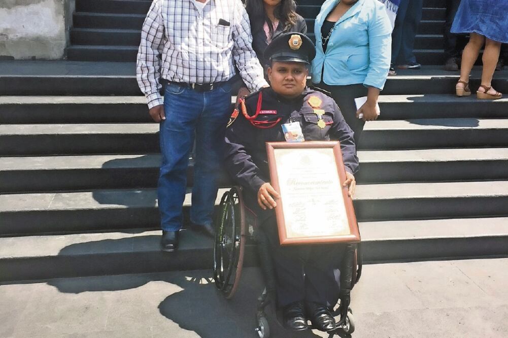 La familia del agente Altamirano, de 22 años, afirma que lo apoya, aunque saben que su actividad es muy riesgosa. (ANDREA AHEDO. EL UNIVERSAL)