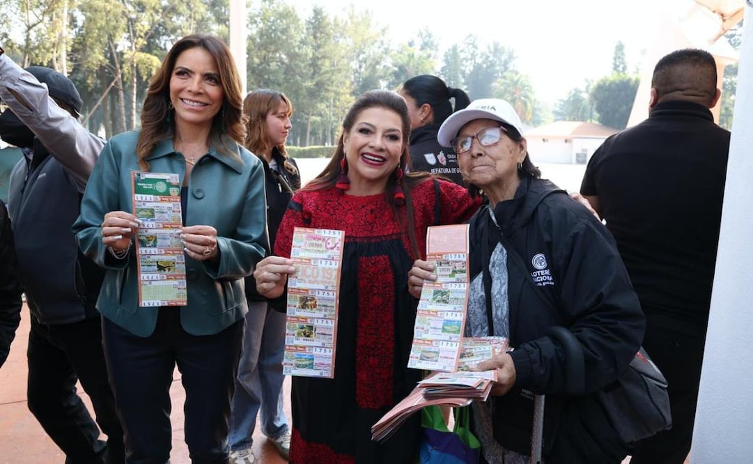 Clara Brugada devela billete conmemorativo de la Lotería Nacional y álbum del Mundial 2026.
Foto: Especial.