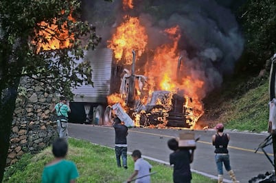 Normalistas y policías protagonizan día violento