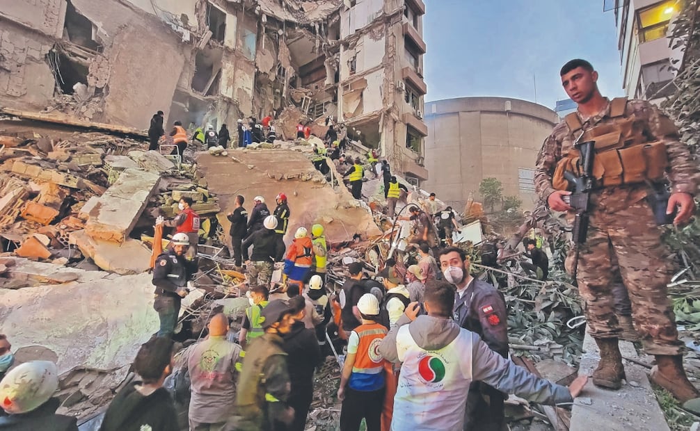 Personal de emergencia y residentes, ayer en la zona de un ataque aéreo israelí en el barrio de Tallet al-Khayyat, en Beirut. Foto: Fadel Itani/ AFP