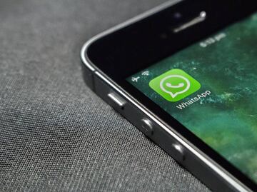 Por qué debes activar el modo oscuro de WhatsApp