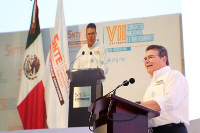 Díaz De la Torre gana reelección en el SNTE con planilla única