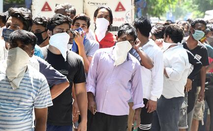 Así luchan en India para contener brote de Covid-19 en mercado que quedó abierto 