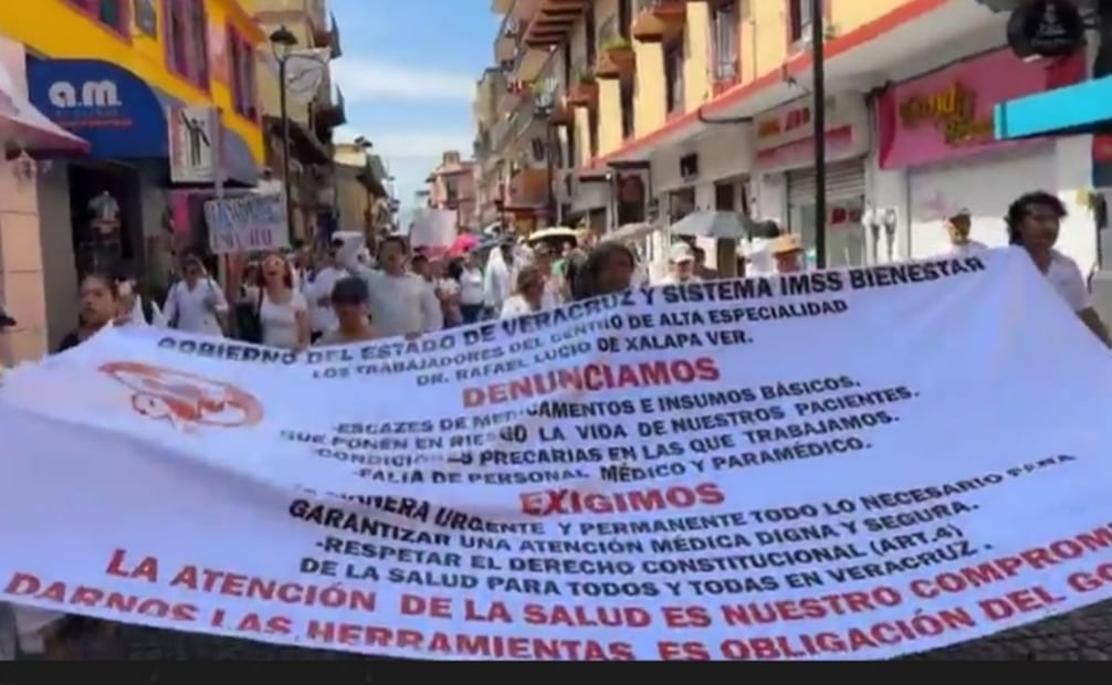“Dónde están, dónde están / los insumos del Bienestar” y “No te vayas a enfermar / no tenemos material”, fueron los gritos de docenas de médicos y trabajadores del sector salud de Veracruz.
(13/09/26)
Foto: Especial.