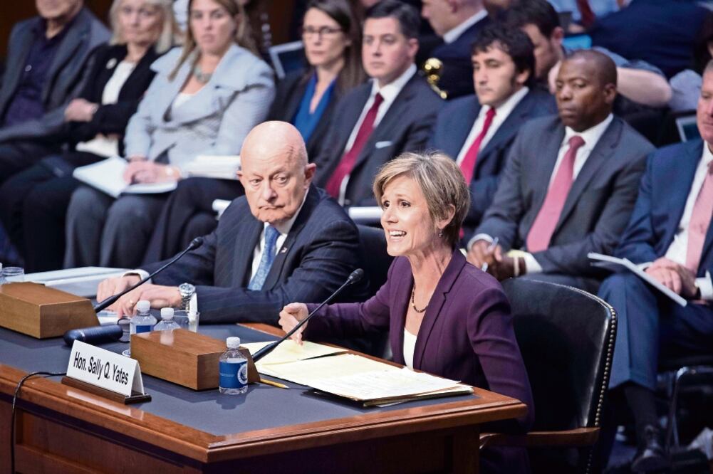 La ex fiscal general de EU, Sally Yates, y el ex director nacional de Inteligencia, James Clapper, testificaron ayer ante una comisión del Senado que investiga la presunta interferencia de Rusia en las elecciones presidenciales de 2016 (MICHAEL R. EFE)