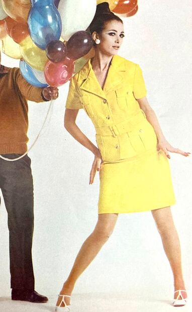 A pesar de que por sí solos ofrecían diseños llamativos y cómodos, la industria de la moda no dudó en resaltar que los vestidos sintéticos prometían librarse de la polilla. Colección Villasana.