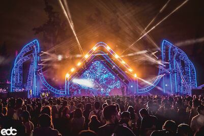 Brillan y se besan en el EDC