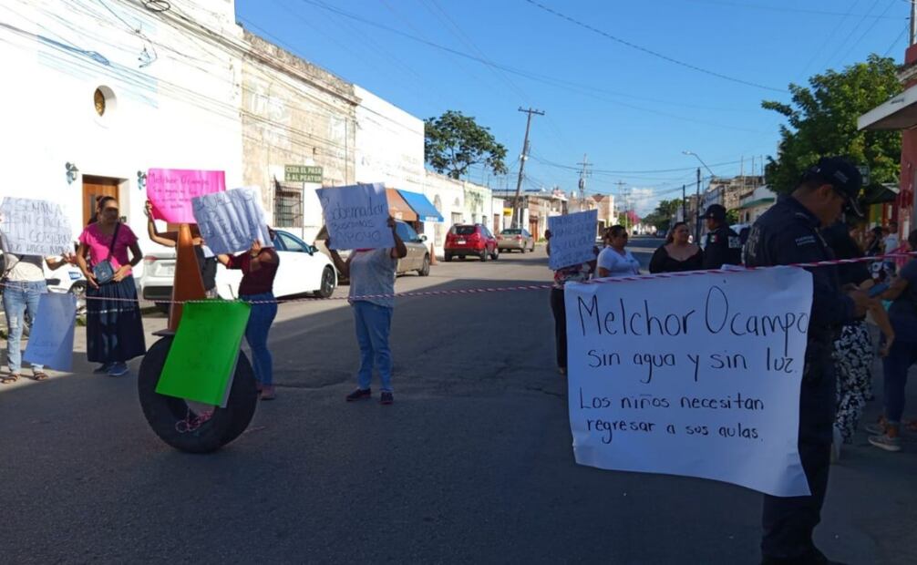 Padres de familia exigen mejores condiciones para las instalaciones de la escuela (29/10/2025). Foto: Especial