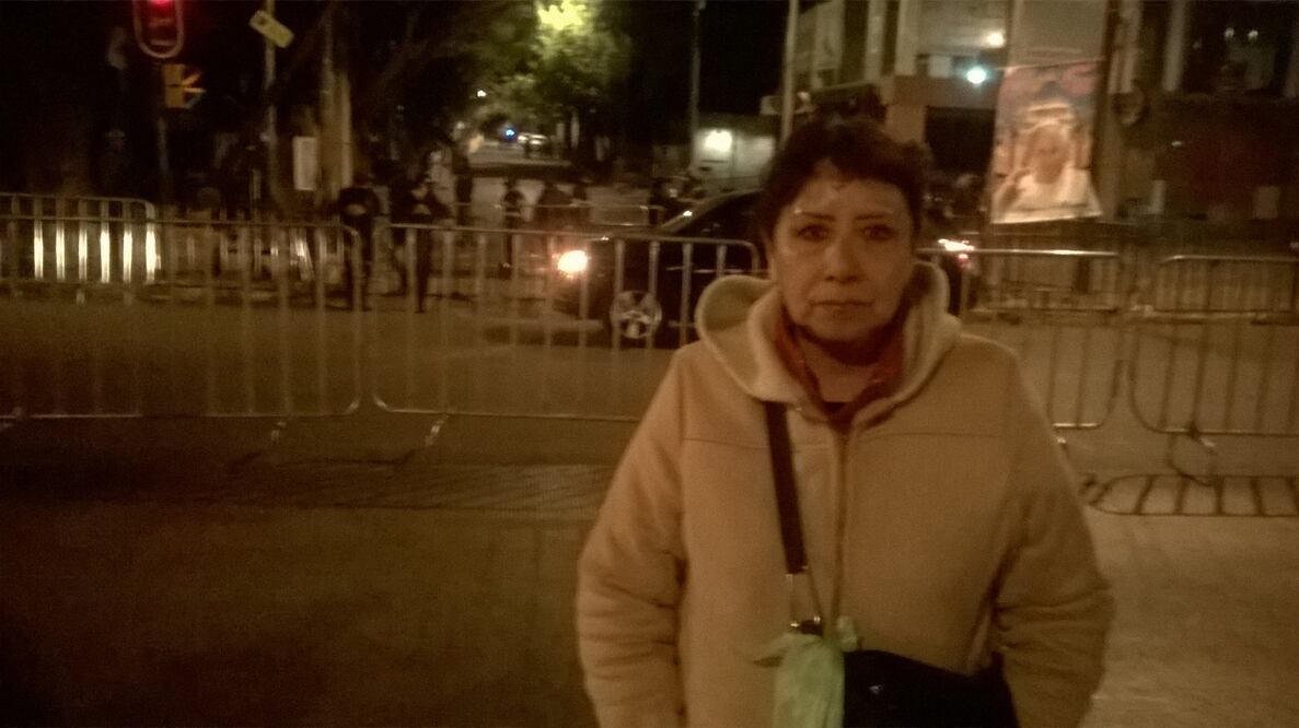 "No importa que no duerma, aquí lo esperaré hasta que salga", comenta mientras una docena de personas al igual que ella trata de resistir esta fría noche (PEDRO VILLA Y CAÑA. EL UNIVERSAL)