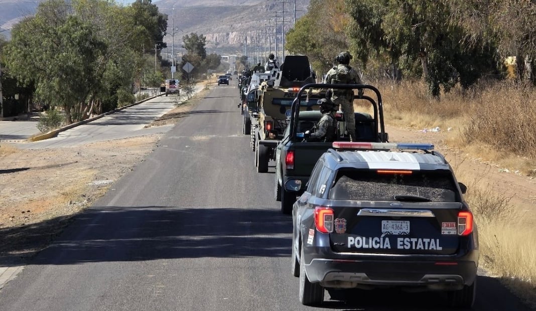 Bloqueos carreteros y quema de vehículos. Foto: Especial
